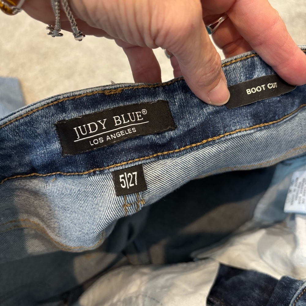 JUDY BLUE Double Button Bootcut Jeans frayed hem - Picture 8 of 10